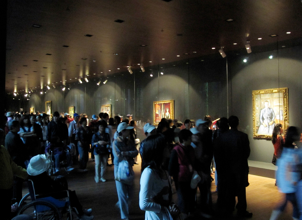 2010年的上海世博会游客正在参观来自奥赛博物馆的7件国宝级藏品