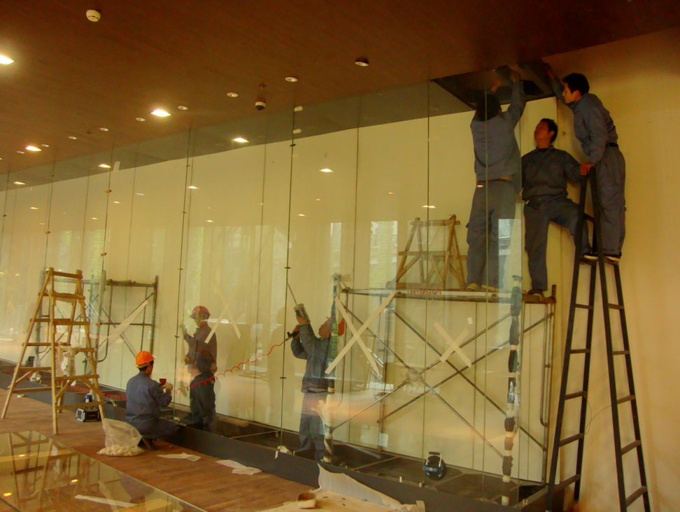 2010上海世博会克里克专业技术工人安装展柜现场