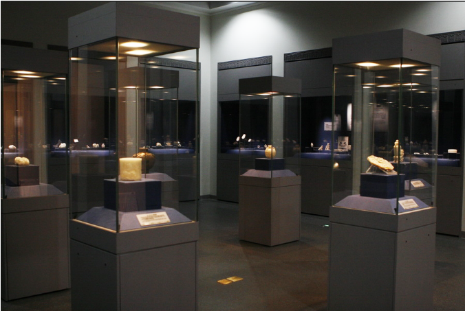克里克为天津博物馆新馆古代玉器馆定制的独立式展柜
